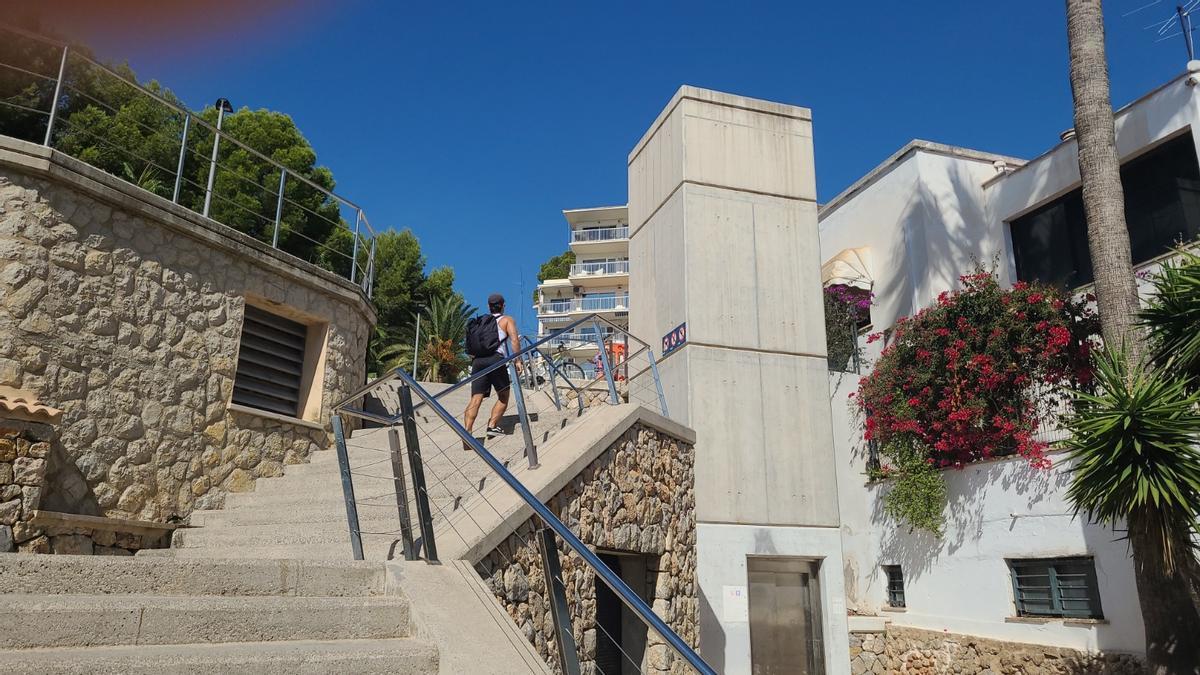 El ascensor de la calle Joan Miró vuelve a estar operativo.