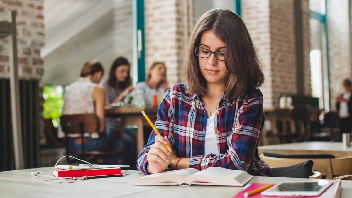 La academia de oposiciones OpoMEC ofrece una formación tanto presencial en Alicante como a distancia.