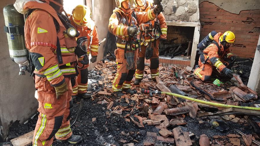 Huyen por un balcón a la vivienda contigua tras el incendio de su casa en Ademuz