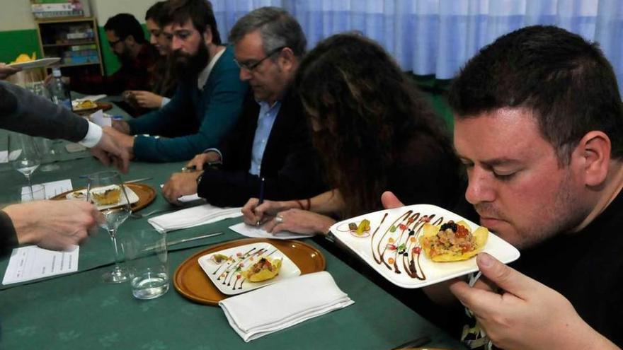 Los miembros del jurado prueban uno de los pinchos.