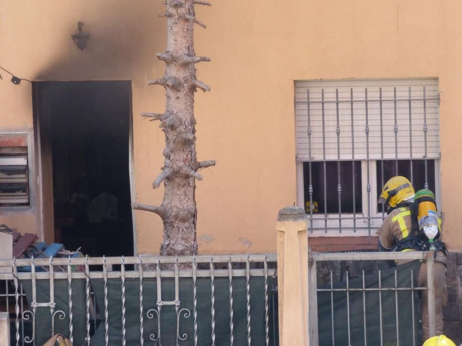 Un incendi en una casa al carrer Avinyonet de Figueres deixa un ferit amb un 20% del cos cremat
