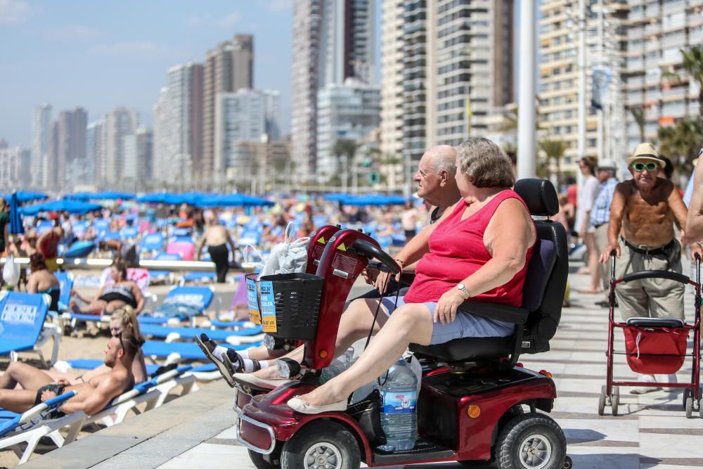 Los turistas aprovechan el buen tiempo del primer día de la Semana Santa