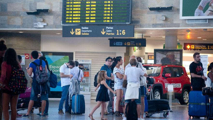 Pasajeros en la terminal del aeropuerto de Alvedro.