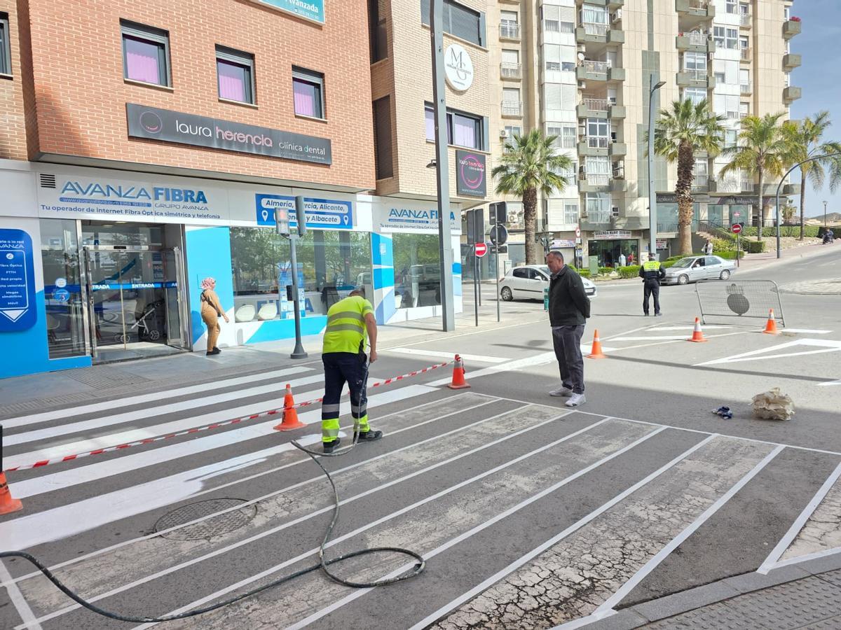Los operarios ya trabajan sobre la calzada.