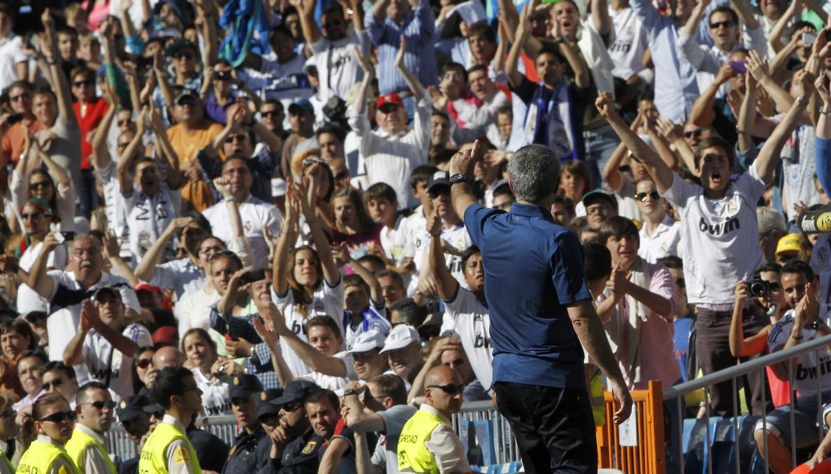 El entrenador portugués del Real Madrid, José Mourinho, saluda a la afición.