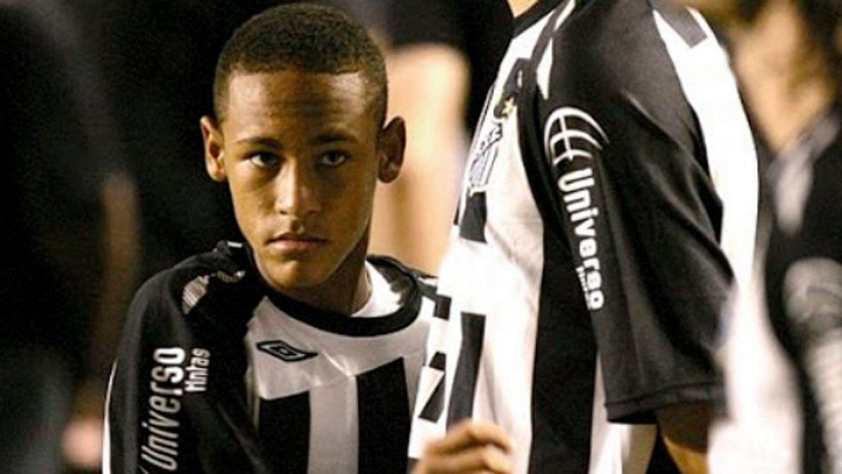 Neymar podría volver a vestir de blanco y negro como en el Santos, club en el que debutó y militó hasta 2013