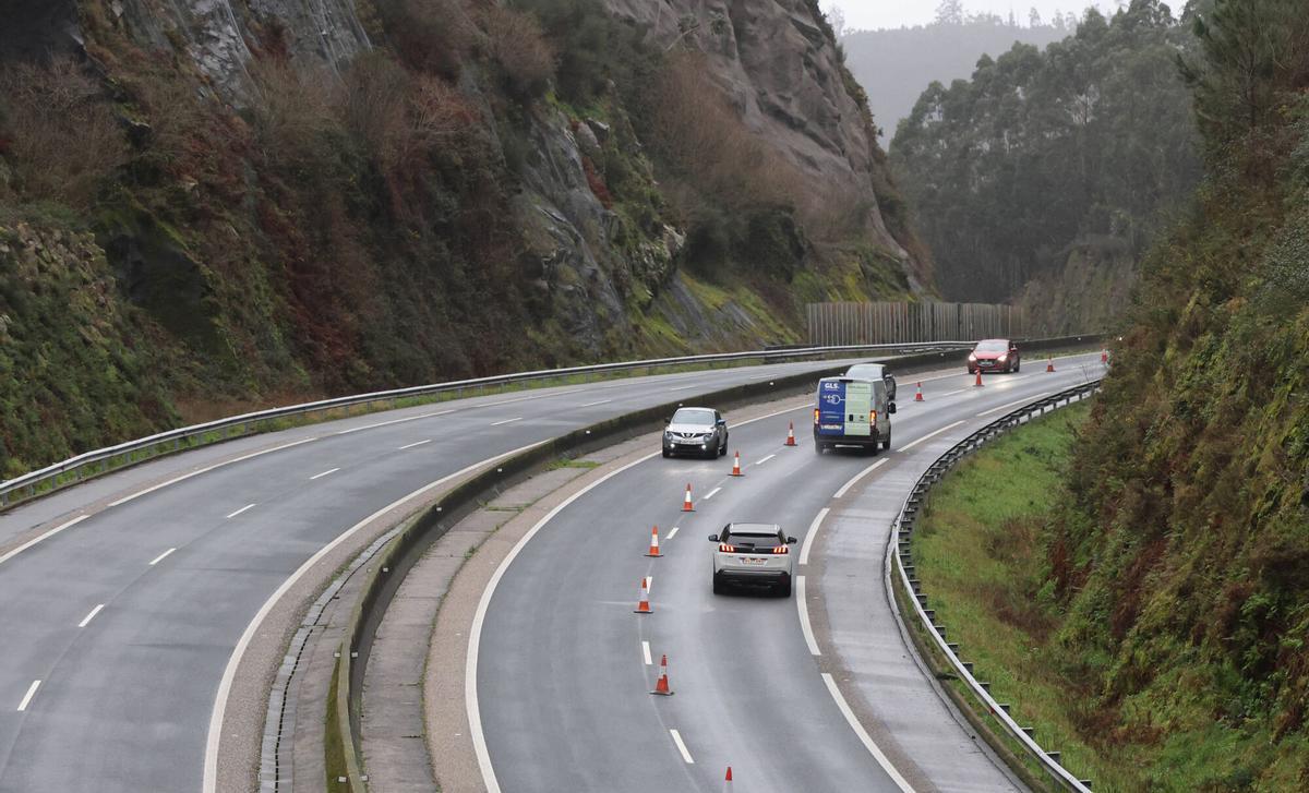 Un desprendimiento de tierra obliga a cortar 2 kilómetros de la AG-57 en Gondomar