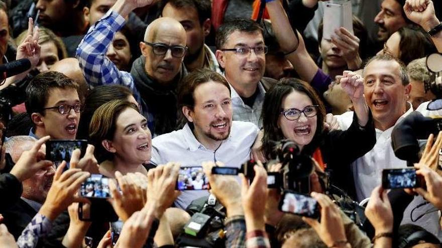 Pablo Iglesias, con Ada Colau a su derecha, ayer en Valencia.