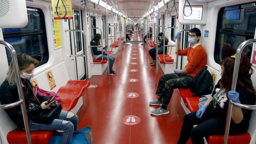 Pasajeros con mascarillas en el metro de Milán.