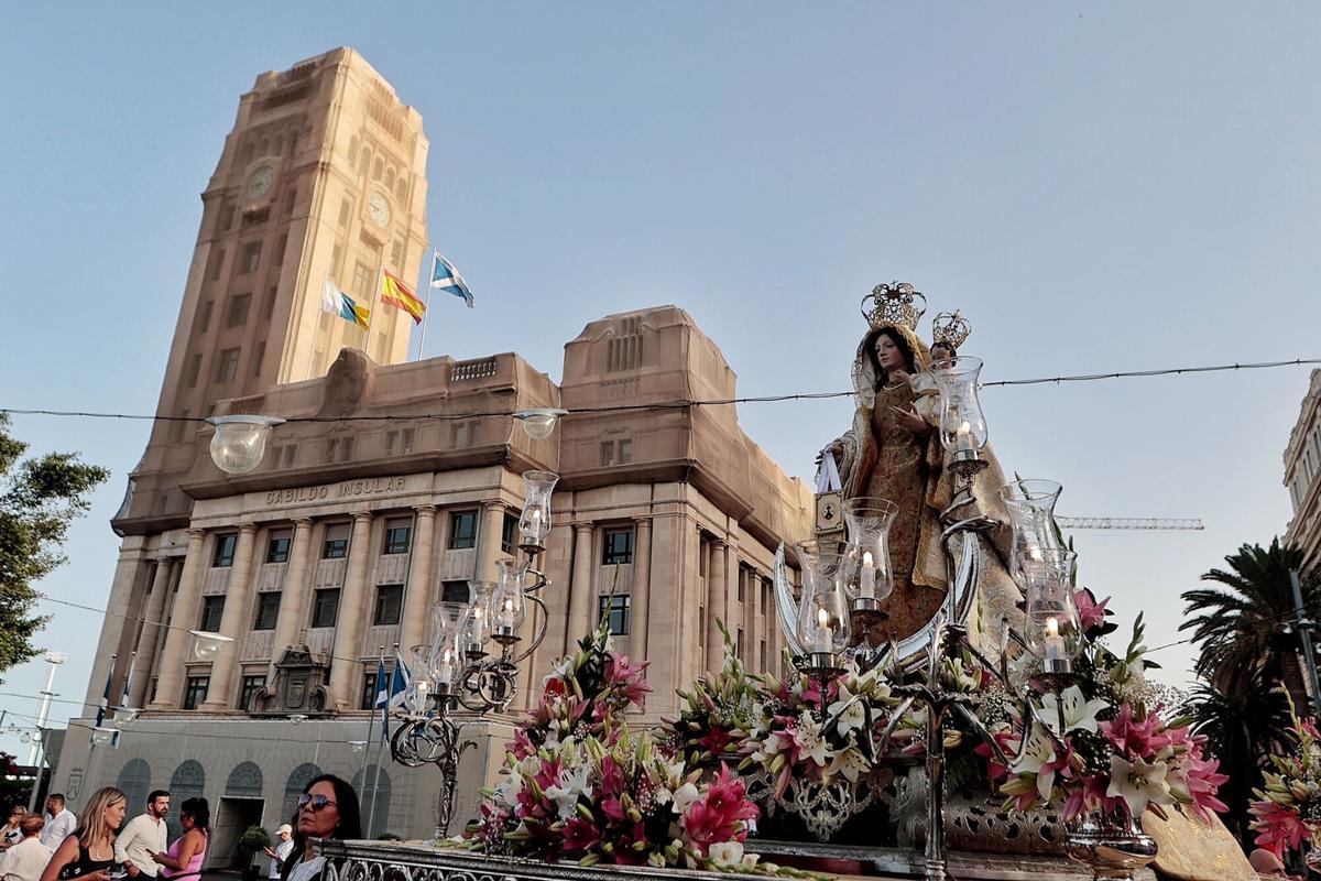 Procesión marítimo-terrestre de la Virgen del Carmen en Santa Cruz
