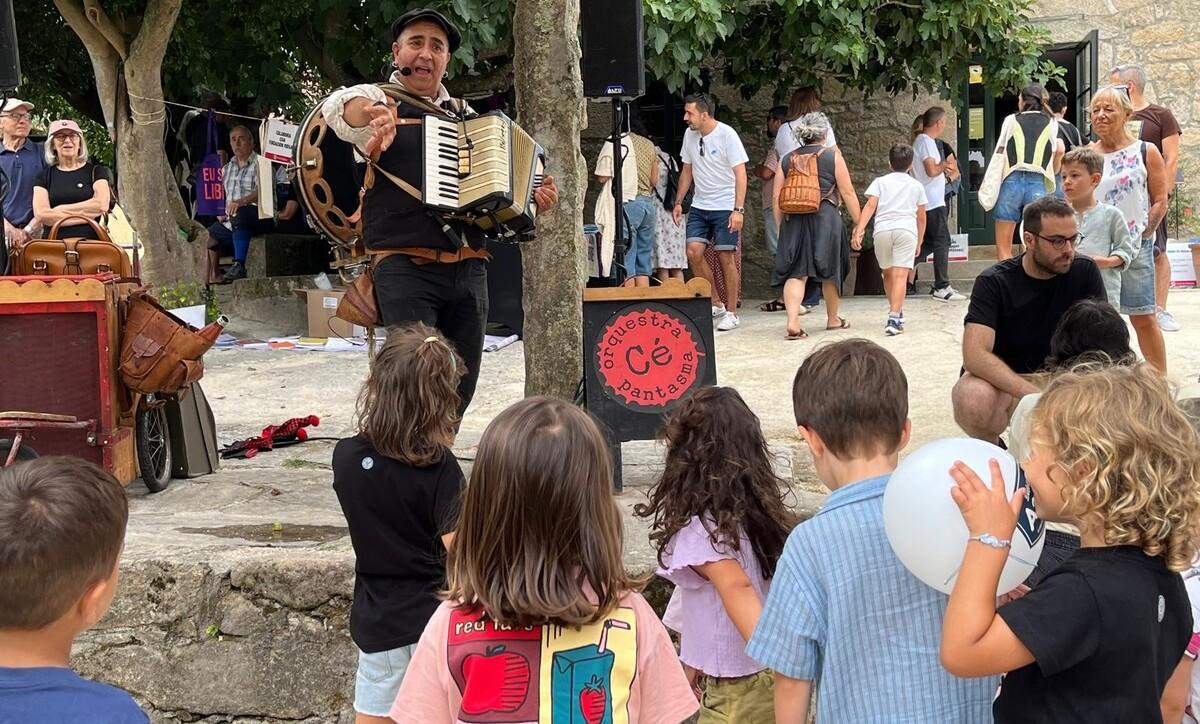 Actuación de Cé Orquestra Pantasma, co acordeón, este domingo na Matanza