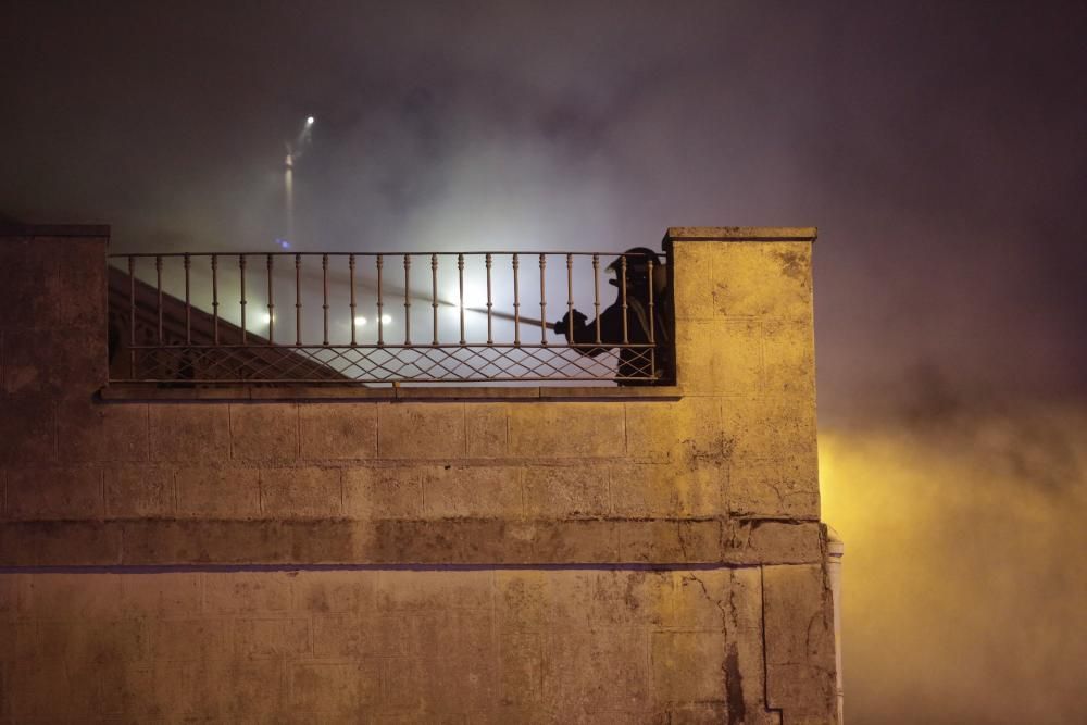 Un fuego destruye el chalé de los García Pola, uno de los tesoros indianos de Avilés.