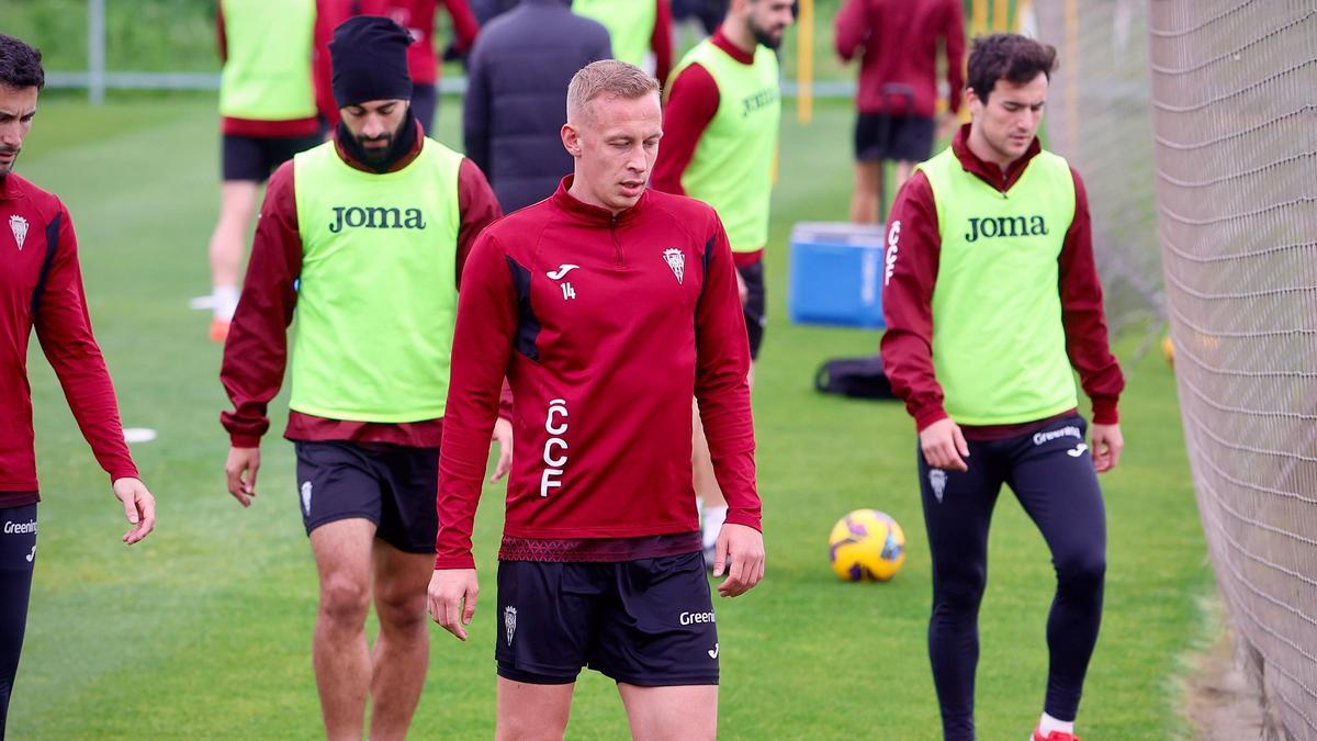 Nikolay Obolskii, en el centro de la imagen, durante una sesión de esta semana en la Ciudad Deportiva.