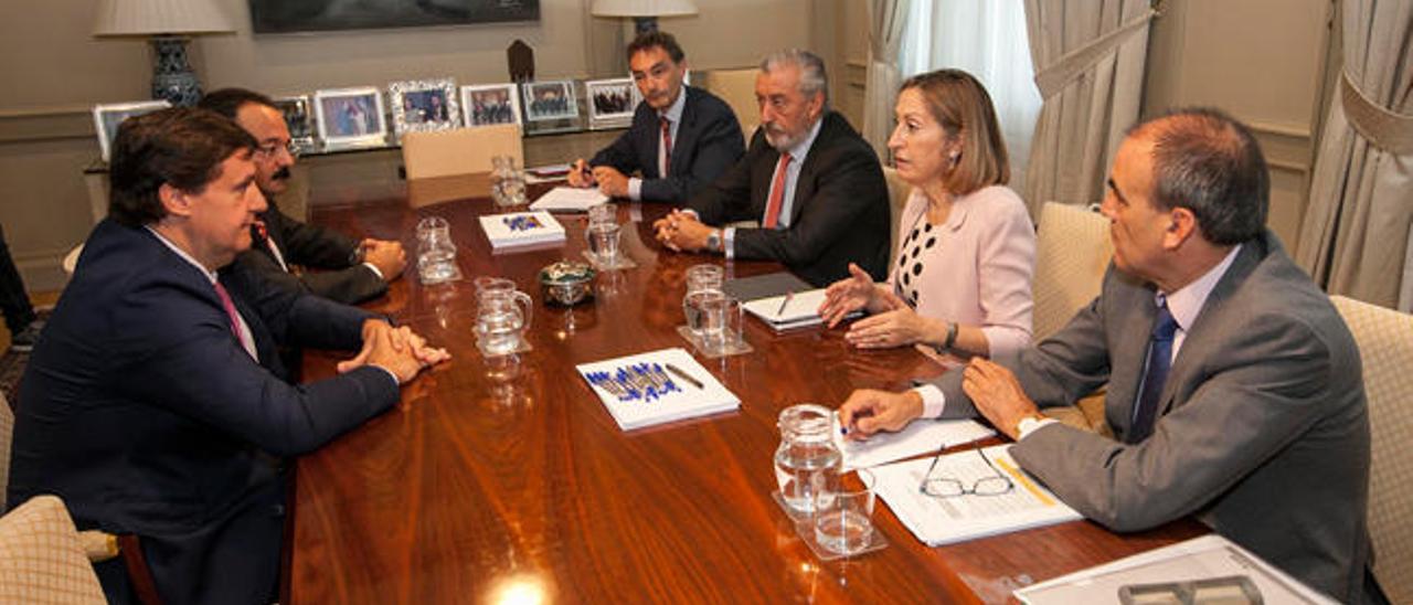 A la derecha: Manuel Niño, secretario general de Infraestructuras; Ana Pastor, ministra de Fomento; Julio Gómez-Pomar, secretario de Estado de Infraestructuras; y Jorge Urrecho, director general de Carreteras. Frente a ellos: Francisco Javier Pérez, consejero delegado de Itinere (en primer término) y el presidente de Audasa, Juan Carlos López Verdejo. // Faro