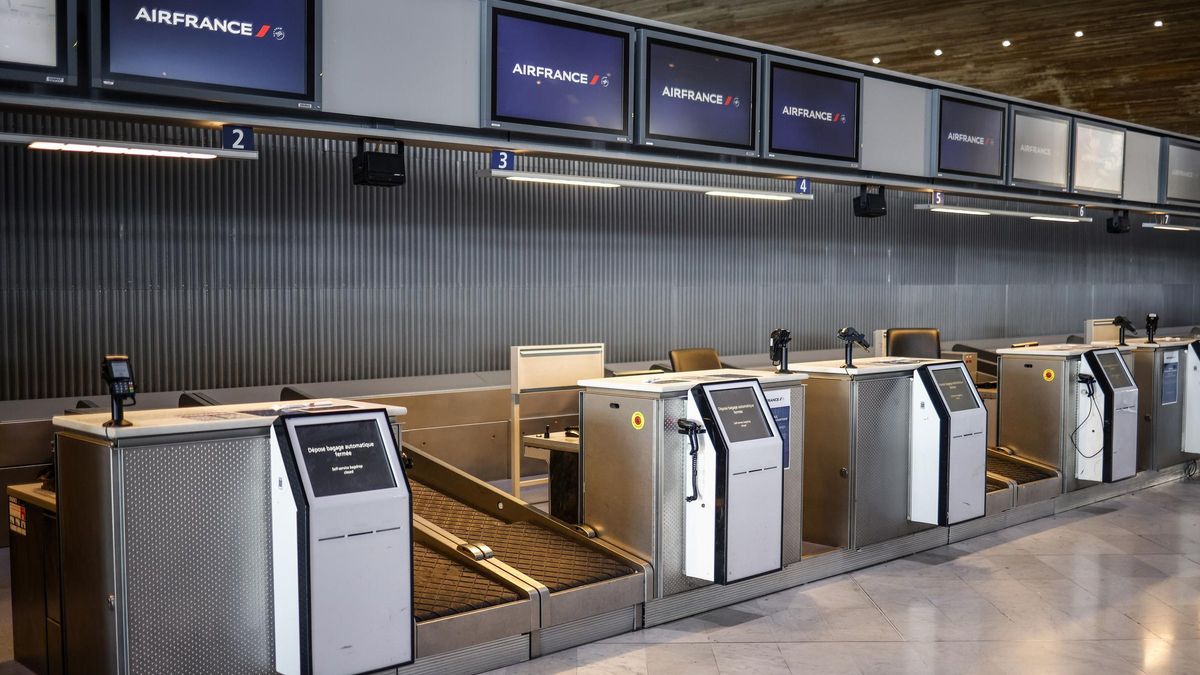 Mostradores de facturación de la compañía Air France cerrados durante la huelga de controladores, en el aeropuerto de Charles de Gaulle.