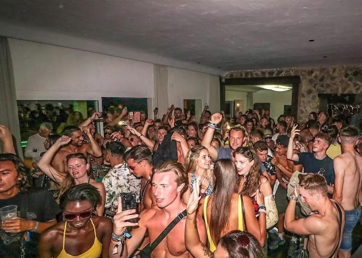 Imagen de archivo de una fiesta ilegal en una vivienda vacacional de Ibiza.