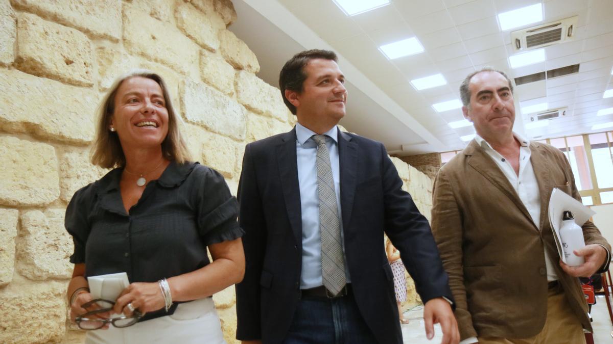 Isabel Albás, José María Bellido y Antonio Álvarez, hoy en el Ayuntamiento de Córdoba, un día después de las elecciones andaluzas.