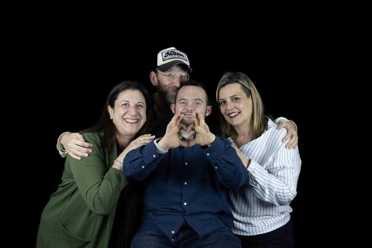 Maria Jesus Gómez, Dir. Clinica Uner. Salva Monleón, dir. corto. Paco Moya, Actor. Lidia Moya, Hermana de Paco.