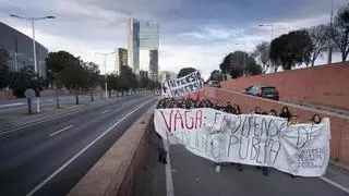 "Luchar también es educar": los profesores catalanes inician la jornada de huelga cortando carreteras