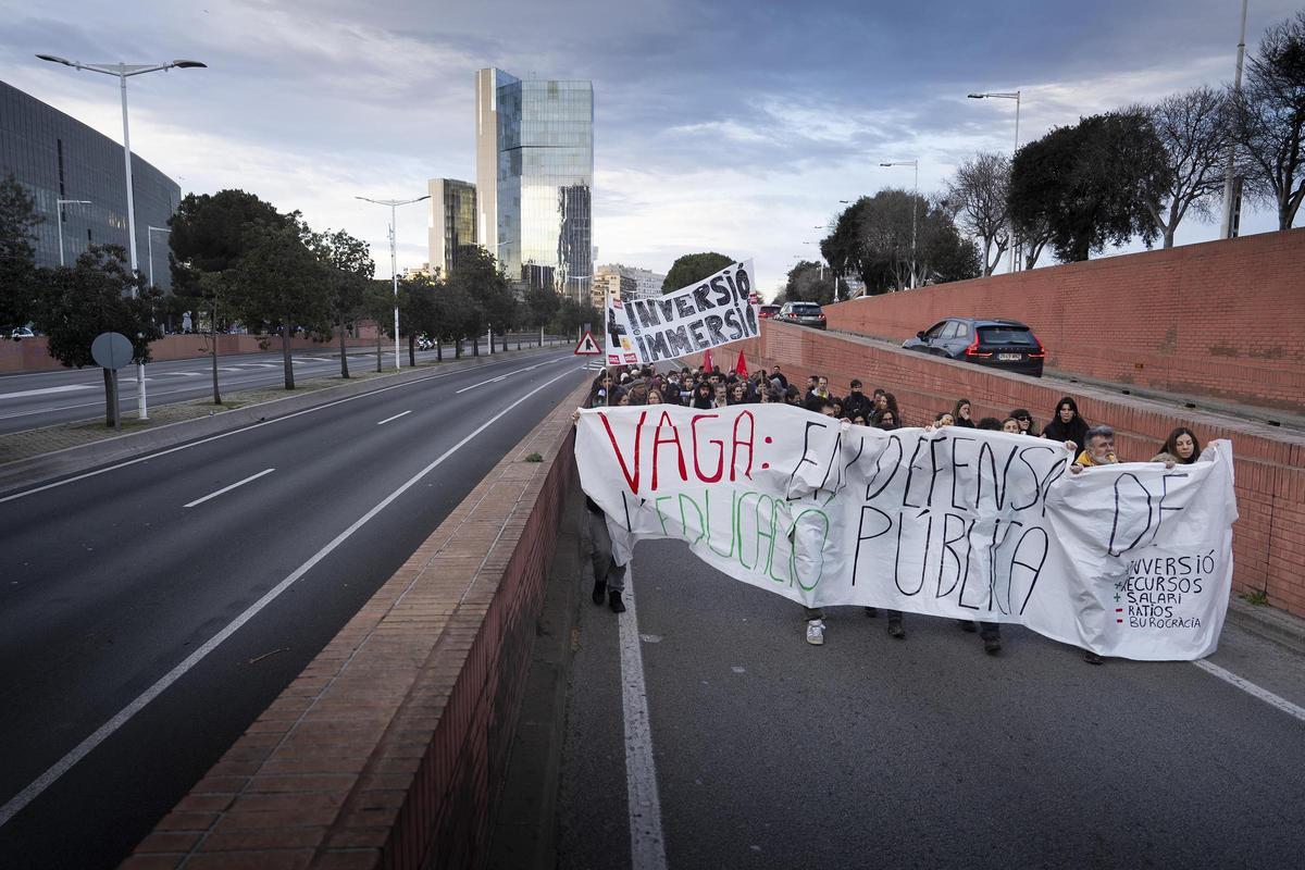 Los profesores cortan la ronda litoral en la jornada de huelga de docentes