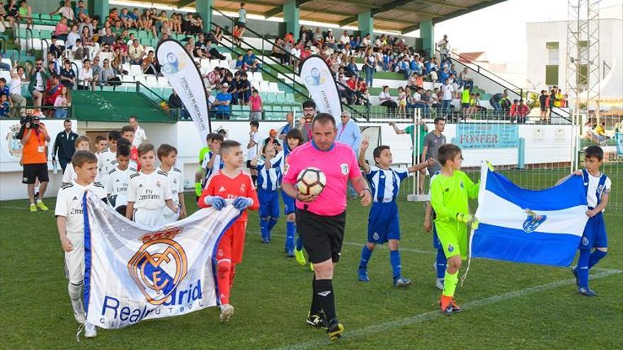 Los benjamines del Real Madrid y el Oporto apoyan a Iker Casillas