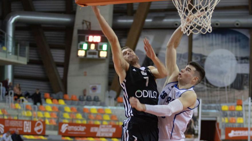 Pau Tendero trata de anotar ante Buljan.