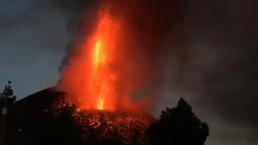 La elevación del terreno próximo al cráter principal del volcán de La Palma atisba mayor caudal de lava