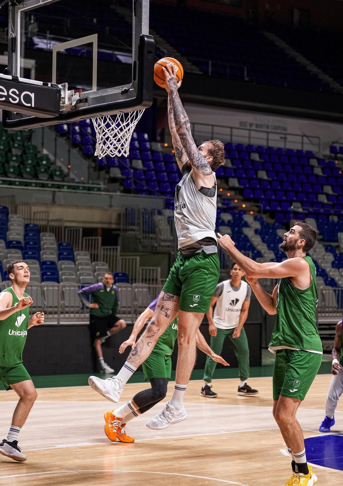 Balcerowski machaca el aro, justo delante de David Kravish.