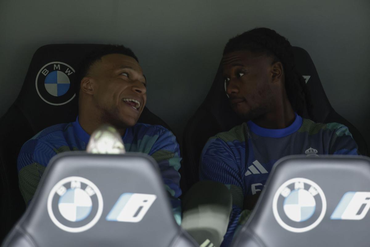 Kylian Mbappé, en el banquillo junto a Camavinga
