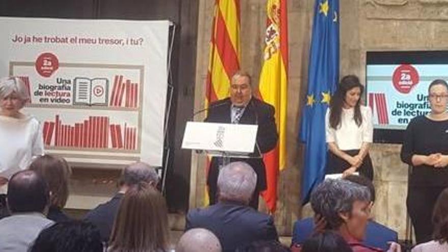 El director de la Fundació Bromera, J. A. Fluixà, recollint el premi.