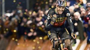 Wout van Aert celebra la victoria en el Superprestigio de Diegem.