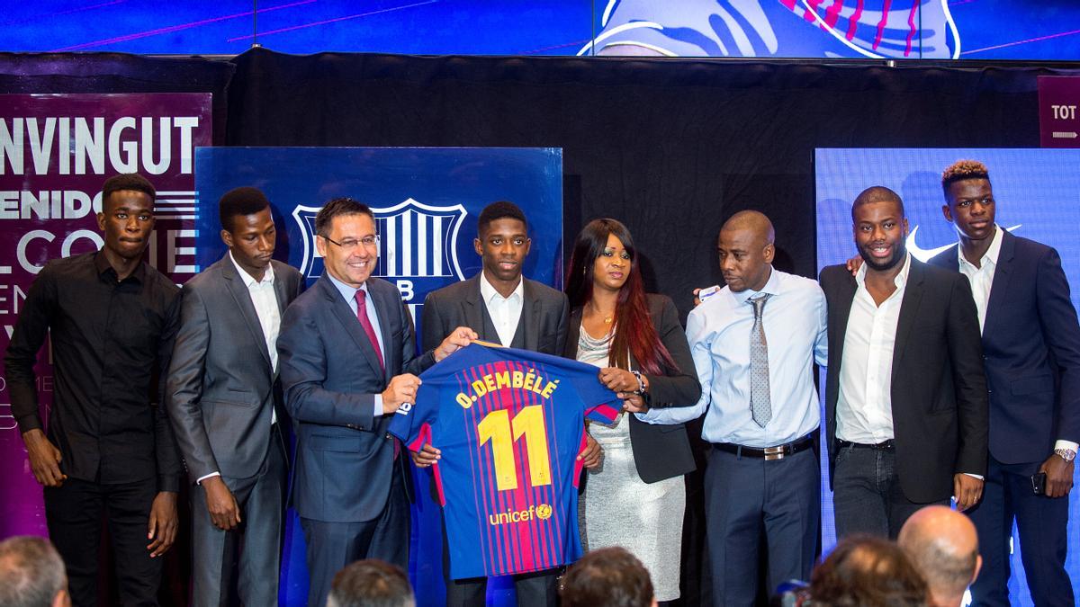 Barcelona 28.08.2017 Deportes Presentación de la nueva incorporación del FC Barcelona, Ousmane Dembélé, que se convierte en el fichaje más caro de la historia azulgrana . En la foto, el jugador francés junto al presidente Josep Maria Bartomeu exhibe la camiseta azulgrana con su nombre en el Auditori 1899 . Fotografía de Jordi Cotrina