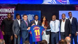 Dembélé y sus allegados, en la presentación del futbolista el 28 de agosto de 2017 .