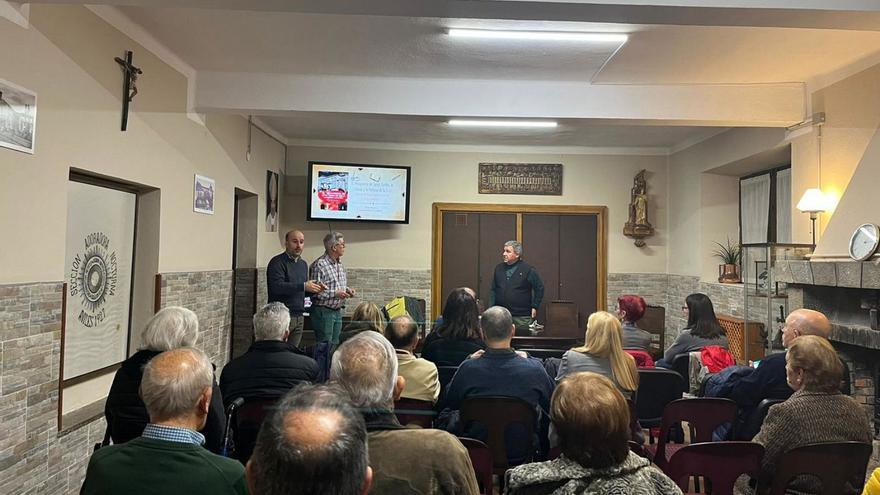 Iván Álvarez Heres, Pedro Álvarez y Román Antonio Álvarez, ayer, en la presentación en la parroquia de San Nicolás del último libro de investigación sobre el monasterio de Santo Toribio de Liébana.