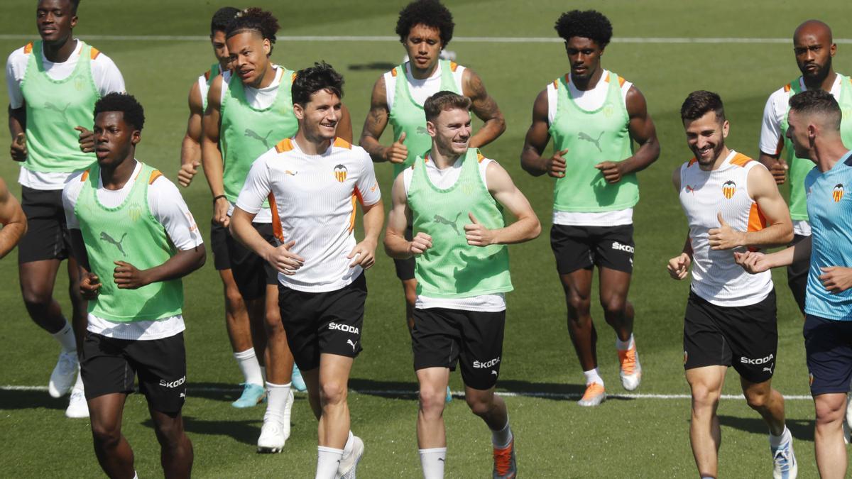 Los jugadores del Valencia CF ultiman la preparación del encuentro en Paterna