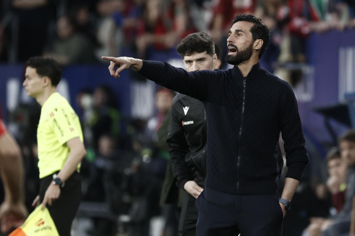 El entrenador del Real Madrid, Álvaro Arbeloa, durante el partido de la jornada 25 de LaLiga EA Sports que disputaron el CA Osasuna y el Real Madrid este sábado, en el estadio El SADAR de Pamplona. EFE/ Jesús Diges. (real Madrid)