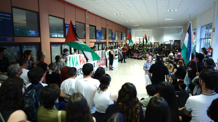 Decenas de estudiantes se encierran “de manera indefinida” en Interfacultades en apoyo a Palestina