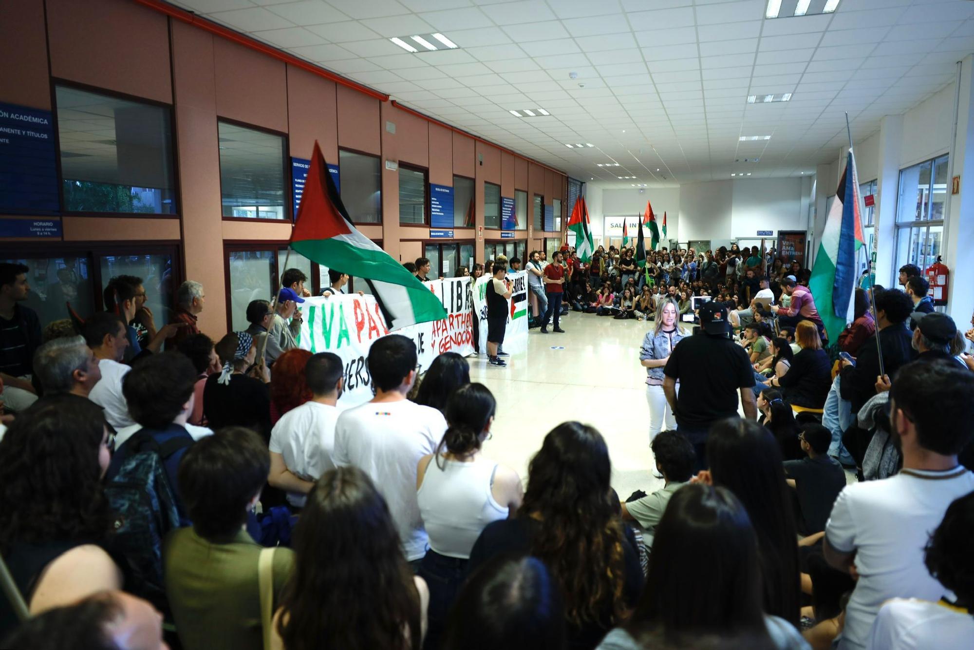 En imágenes | Decenas de estudiantes se encierran “de manera indefinida” en Interfacultades en apoyo a Palestina