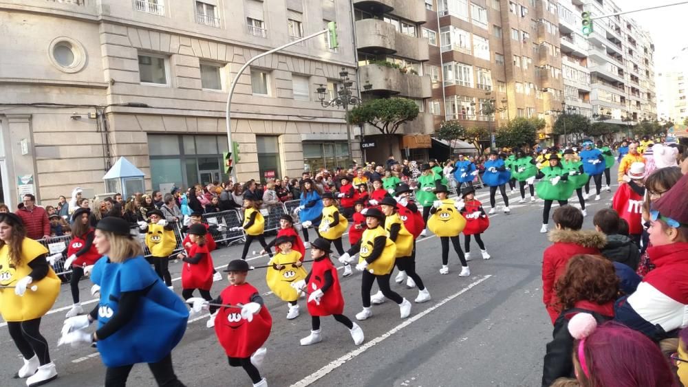 Miles de personas se congregan en el centro de la ciudad para seguir la marcha de las 28 agrupaciones que desfilaron entre Isaac Peral y la Porta do Sol.