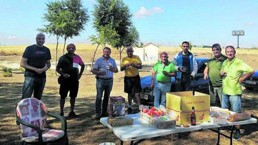 Los impulsores del proyecto con otros vecinos que han colaborado en la recuperación del paraje. | Cedida