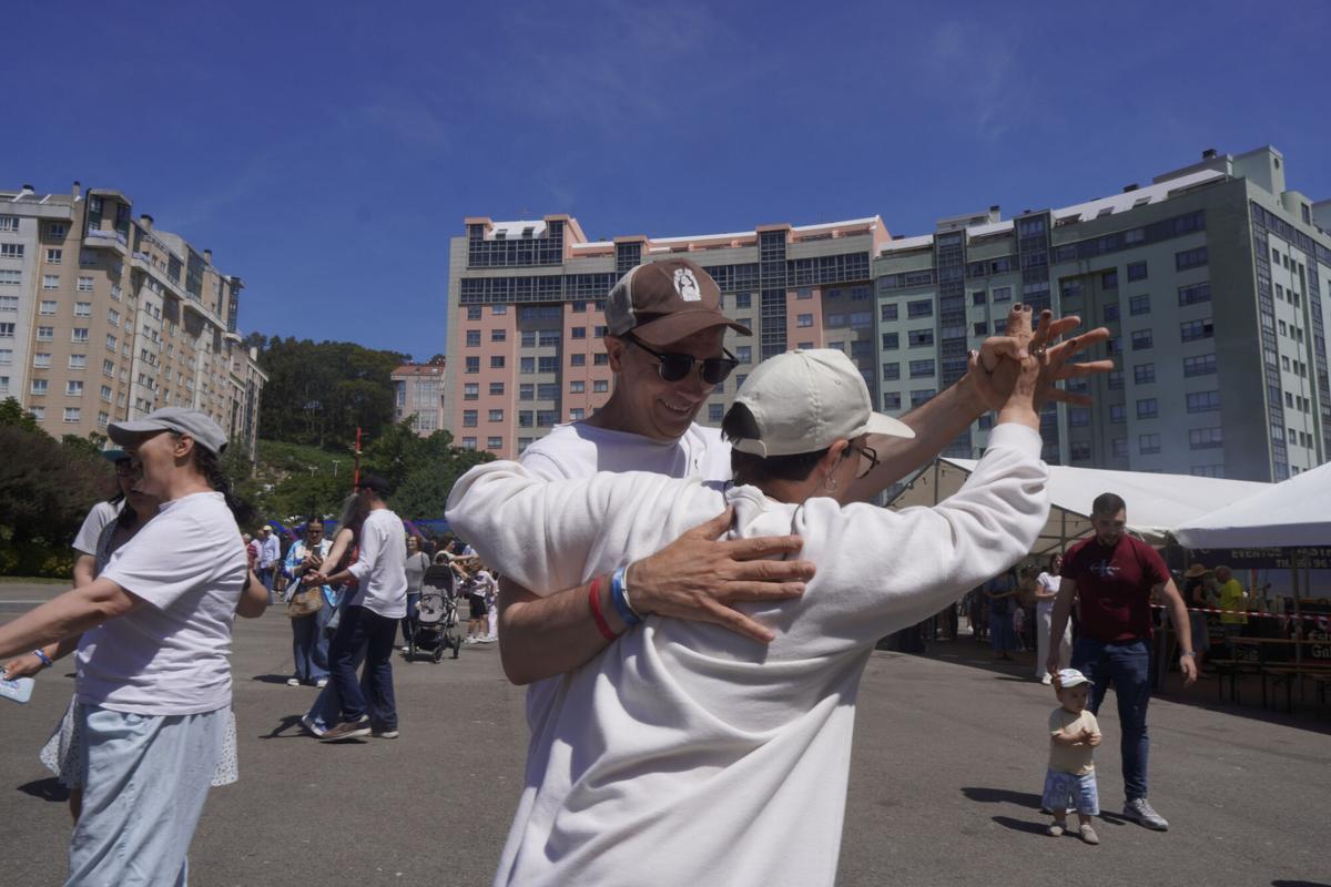 Los vecinos del barrio celebras sus fiestas con actuaciones musicales, deporte y ocio para todos los públicos, una carpa con pulpo y churrasco, además de un food truck, y atracciones de feria. Los vecinos del barrio celebras sus fiestas con actuaciones musicales, deporte y ocio para todos los públicos, una carpa con pulpo y churrasco, además de un food truck, y atracciones de feria.