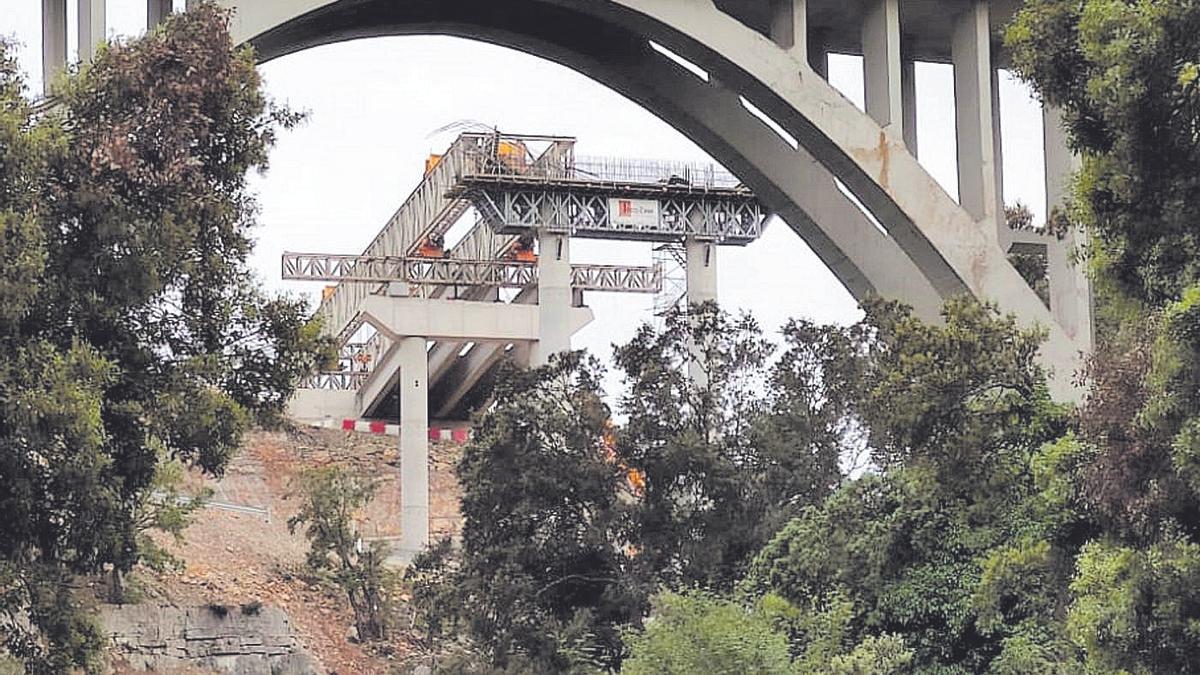 Imagen de la construcción del nuevo puente sobre el barranco de la Bota, en la N-232 del puerto de Querol.