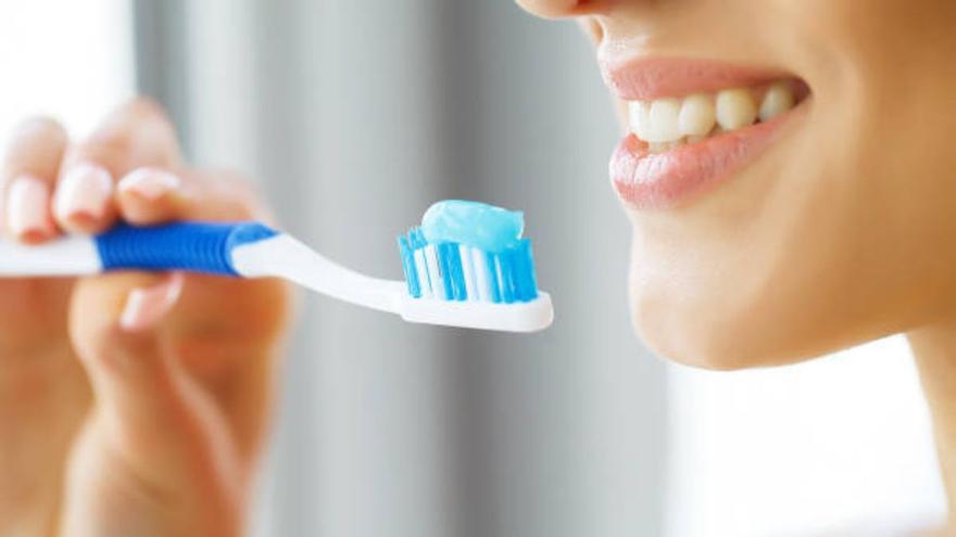El error que puedes estar cometiendo al lavarte los dientes y que te provoca mal aliento