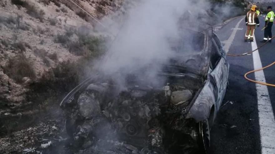 Un coche se incendia en la AP7 en Alicante y las llamas se propagan a una ladera