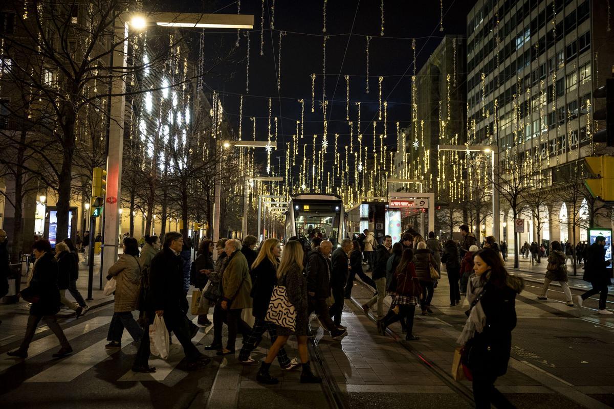 Multitud de gente en el Paseo de la Independencia de Zaragoza