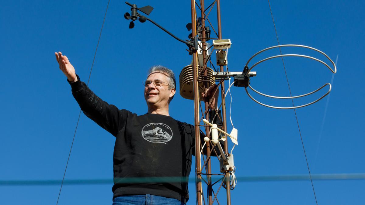 27.12.2022 - Josep Sort, fundador de meteoclimàtic y aficionado a la metereologia - con la estación metereologica que tiene en su casa - Foto Anna Mas