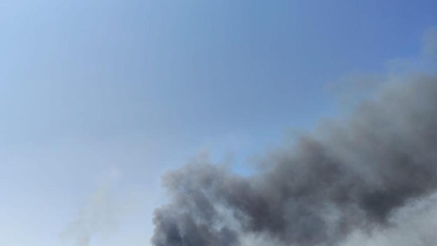 Un incendio en el polígono El Prado levanta una gran columna de humo sobre Mérida