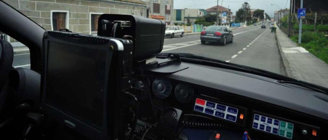 El coche radar de la DGT, ayer en la avenida de Vilanova (Vilaxoán), limitada a 50 kilómetros por hora. // Iñaki Abella