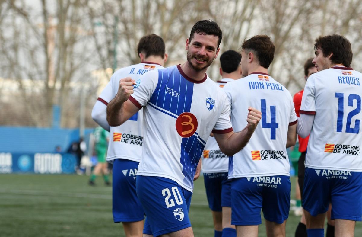Sergio Escolar celebra el gol del Ebro ante el Náxara.