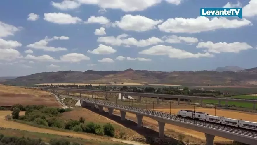 Renfe ofrece más de 120.000 plazas en la Comunitat Valenciana para la operación salida y retorno de agosto